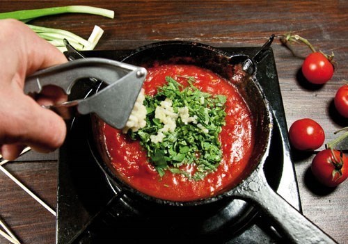 Томатный соус с чесноком и зеленью