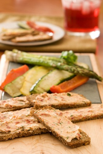 Постный спред с тофу, печеным чесноком, луком и болгарским перцем