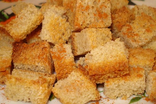 Домашние сухарики с сыром в духовке. крутоны