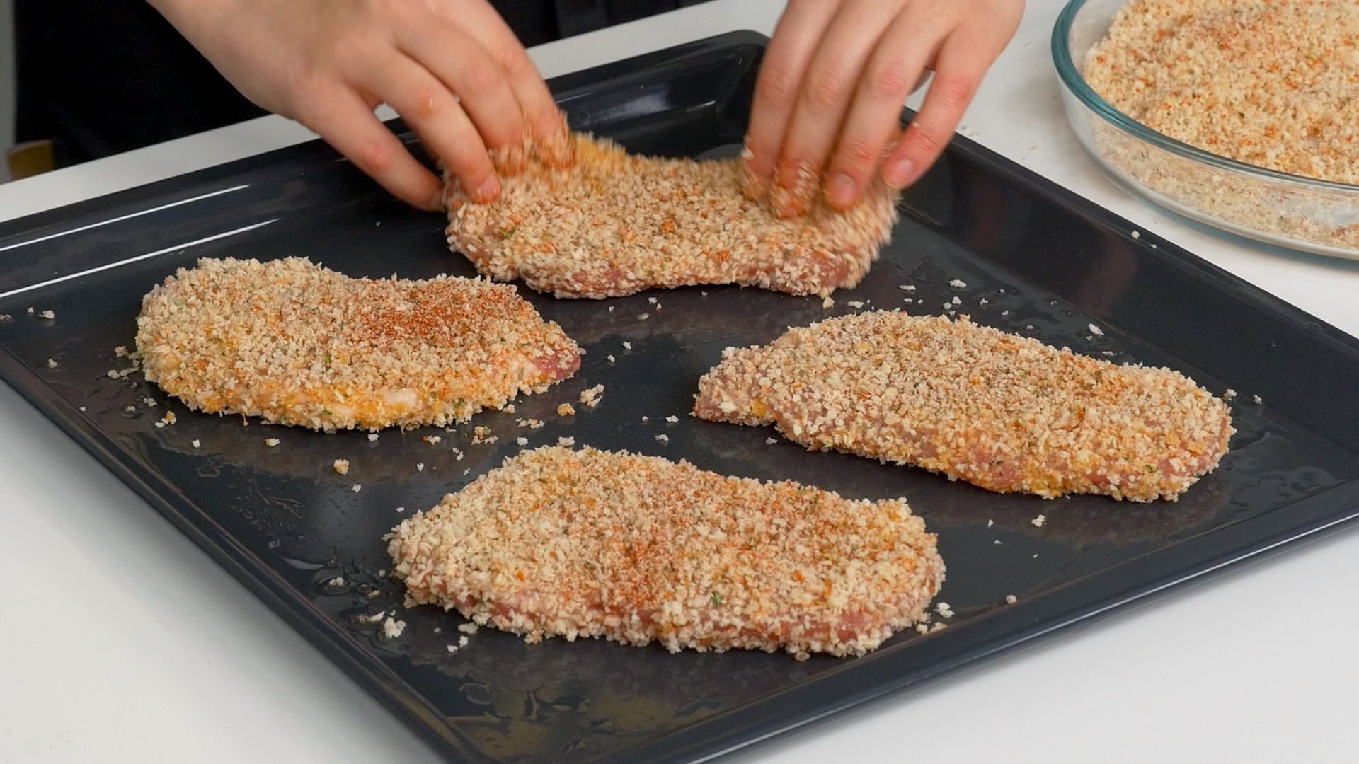 Как запечь куриные отбивные с грибами в духовке?