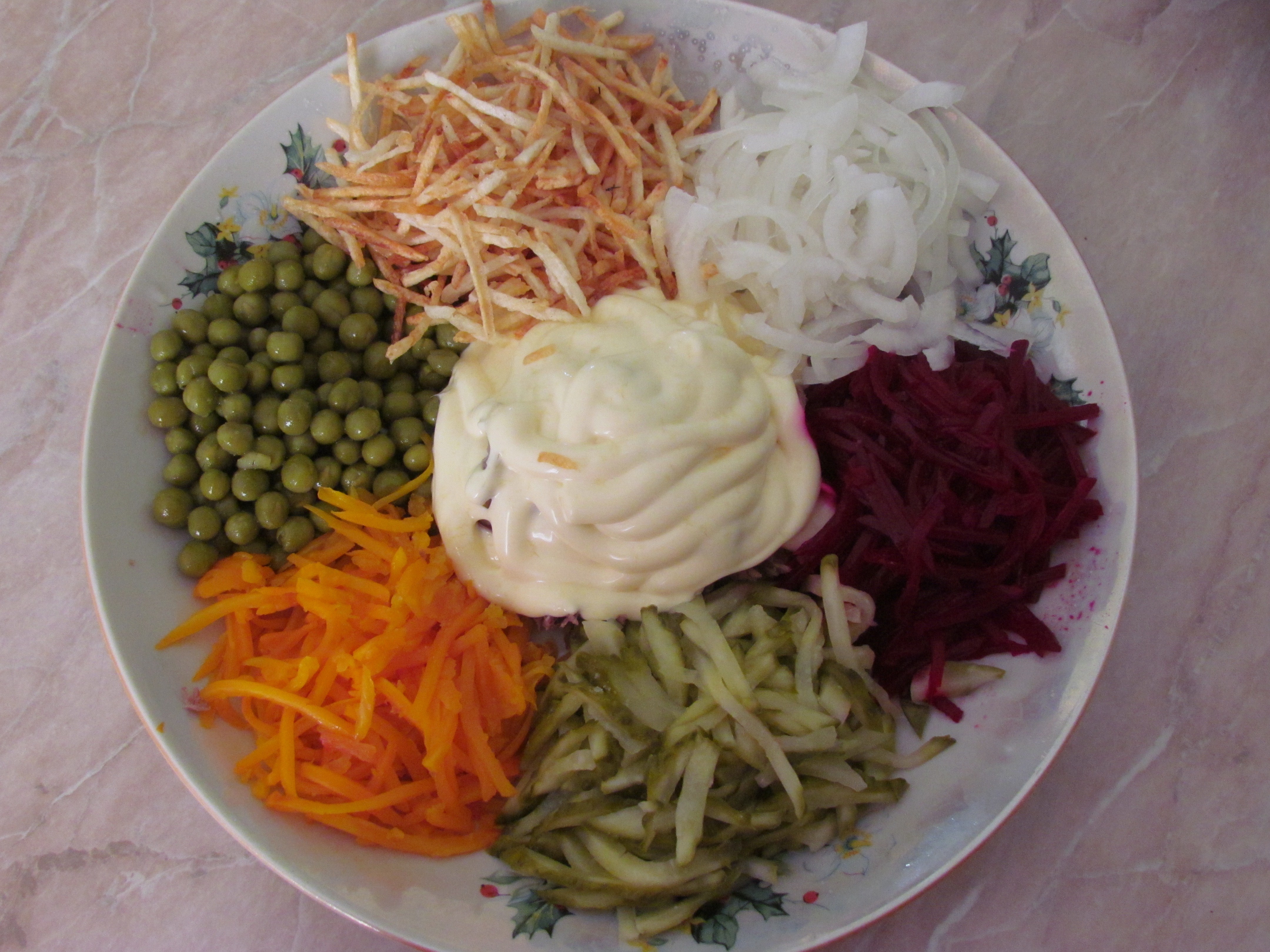 Мясной салат с молодой картошкой, маринованными огурцами и горчичной заправкой