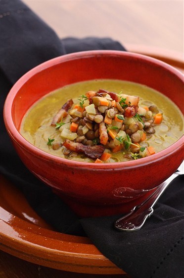 Нежный крем-суп из чечевицы с беконом