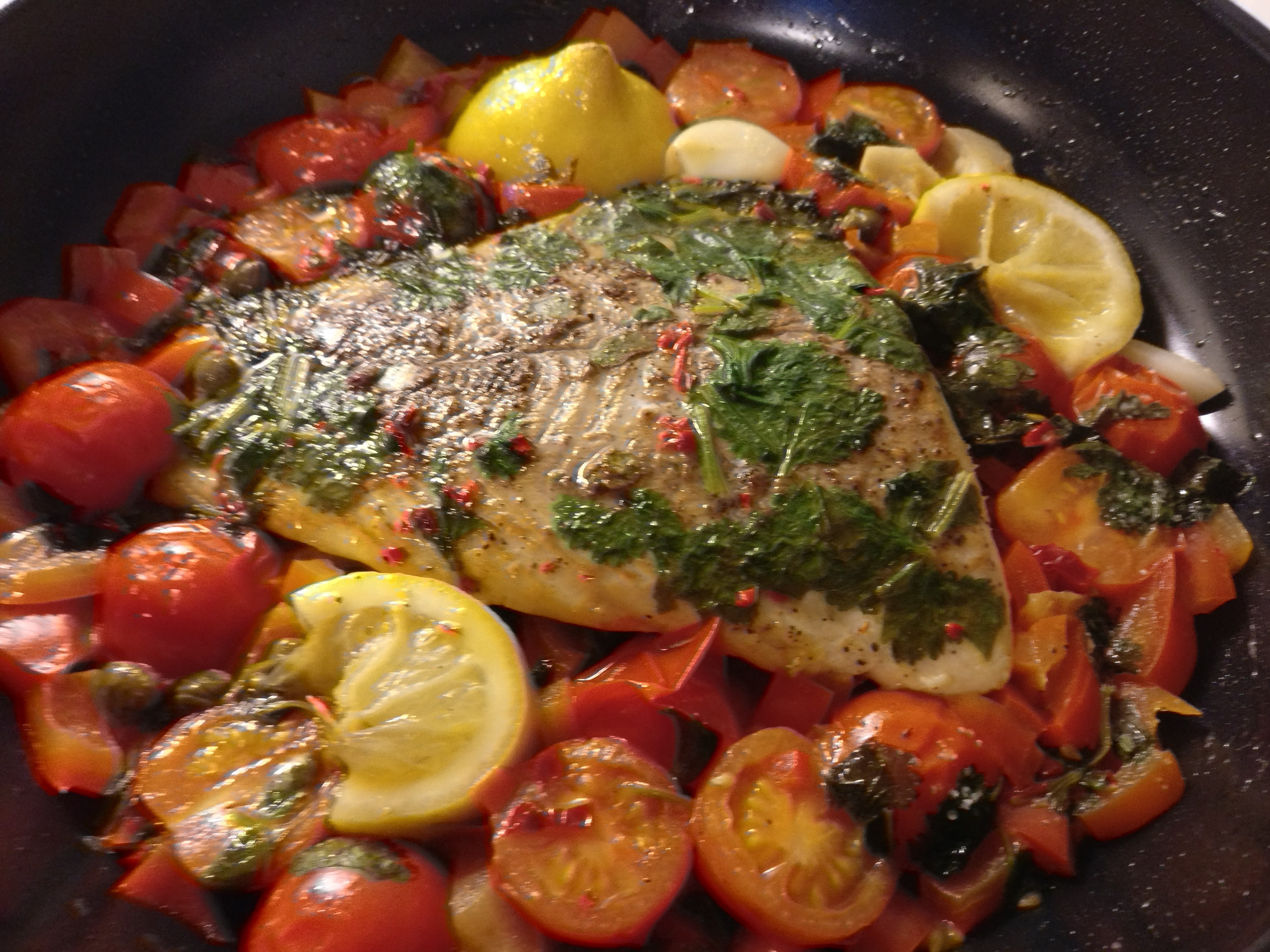 Тилапия в духовке с овощами. Рыба с овощами. Рыба с овощами в духовке. Рыба запечённая в духовке с овощами. Рыба с овощами на сковороде.