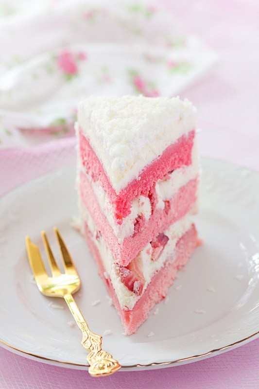 Розовый торт с клубникой