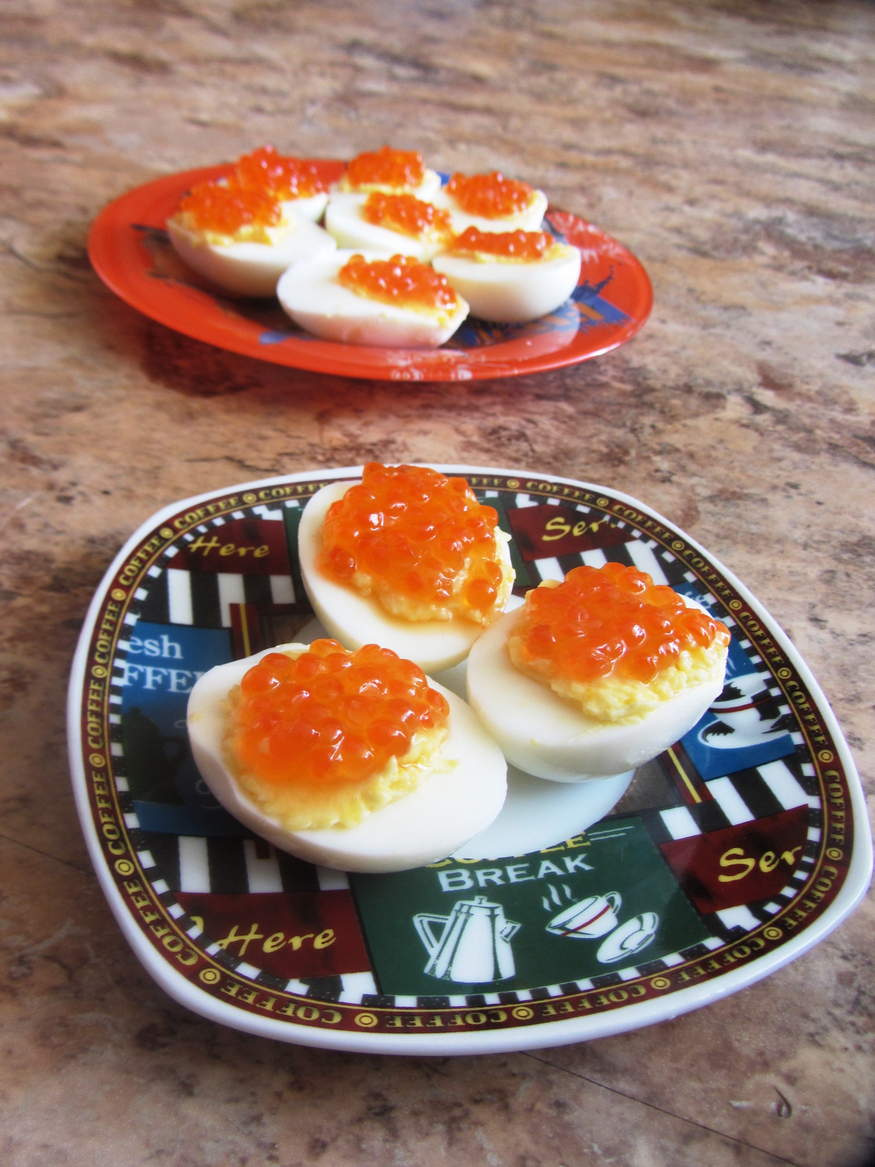 Яйца, фаршированные сыром и икрой