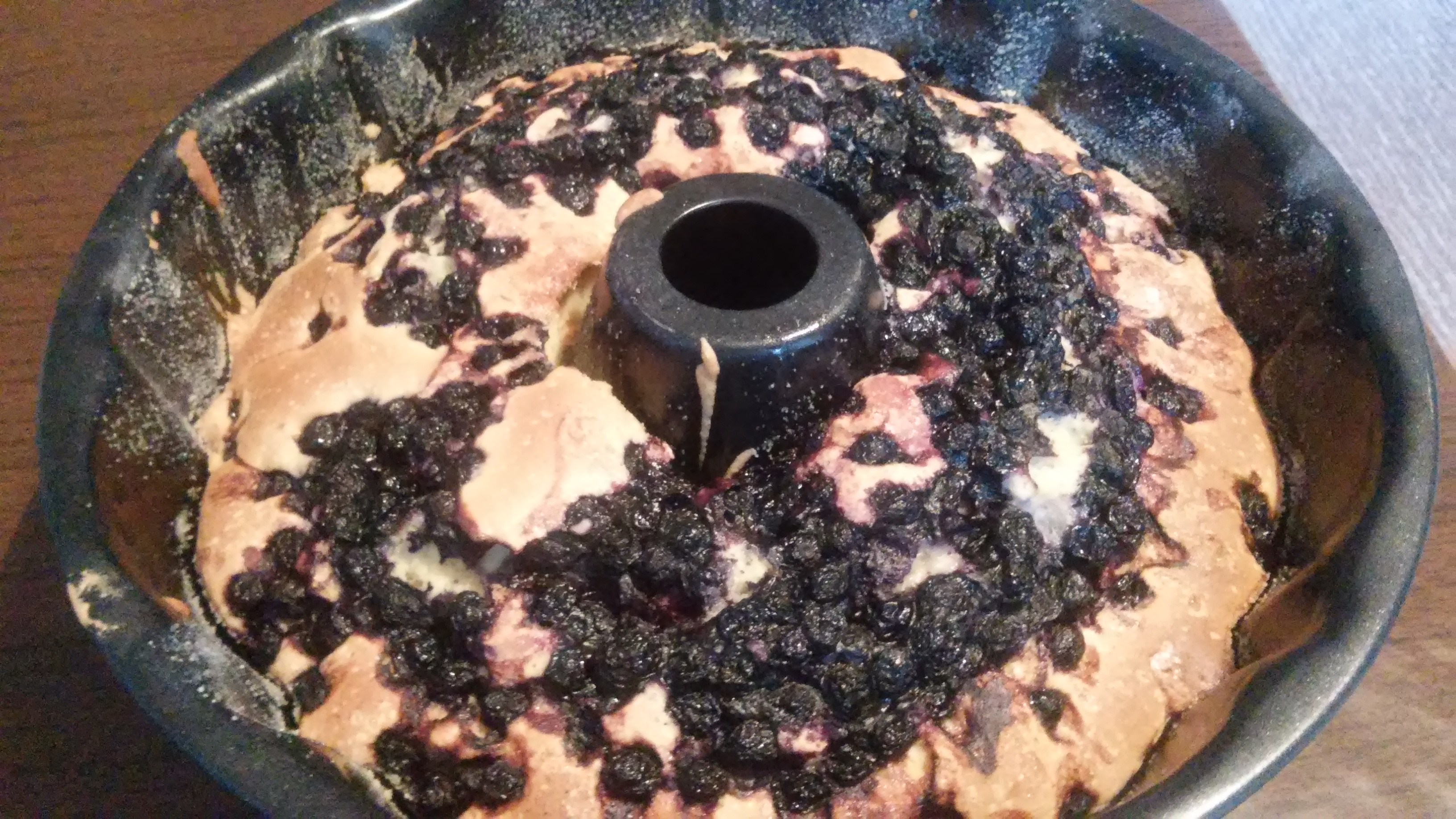 Заливной пирог с черникой на кефире