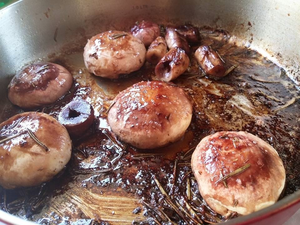 Грибы жареные провансаль