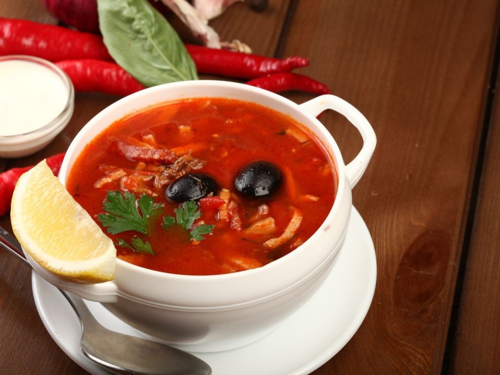 Суп солянка сборная с мясом, грибами, колбасой и картошкой простой рецепт пошаговый