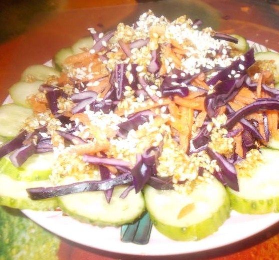 Рецепт салата из огурца и краснокочанной капусты с вкусной кунжутной заправкой