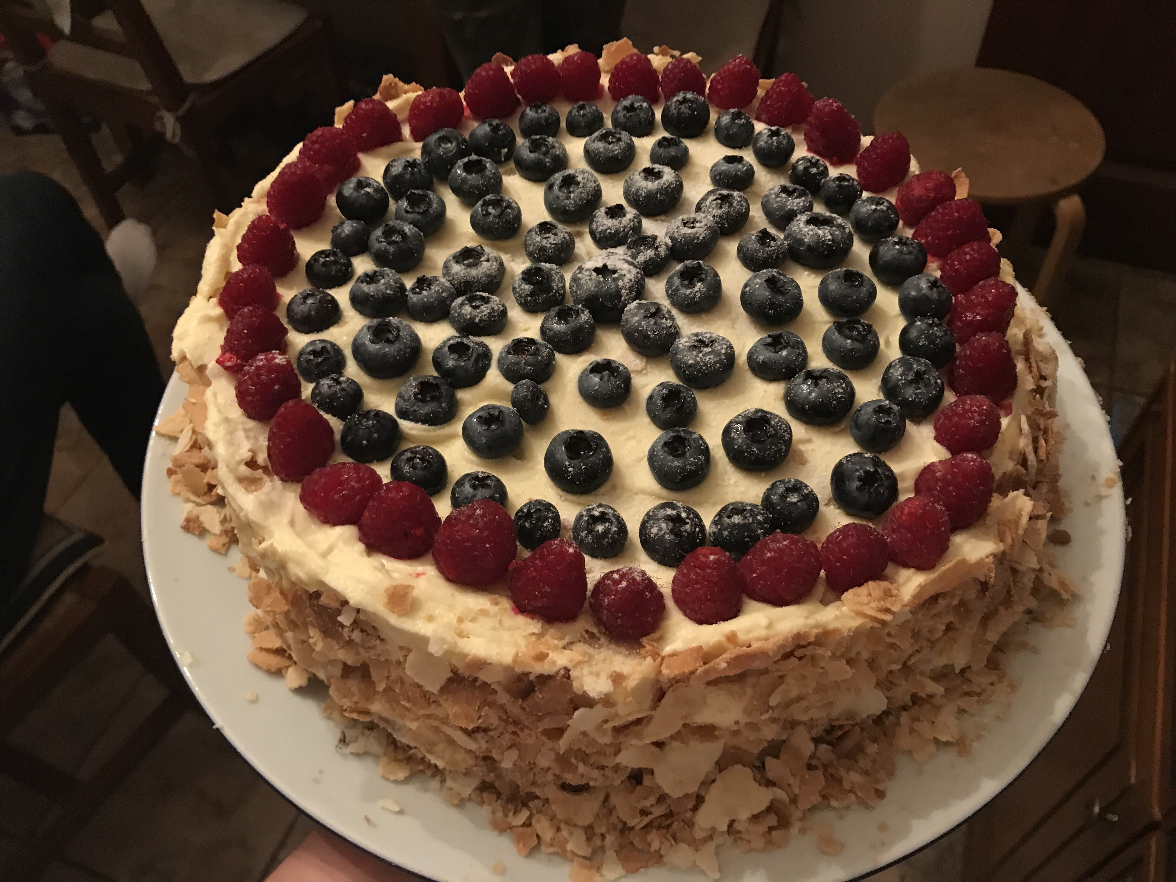 Оформить торт Наполеон в домашних условиях на день рождения