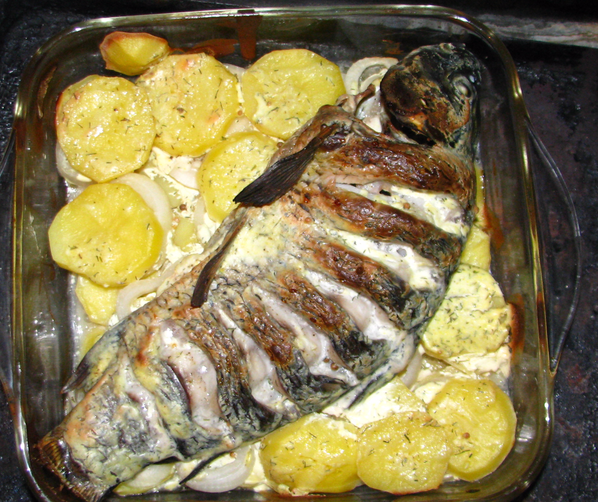 Рыба, запеченная в сметане с картофелем
