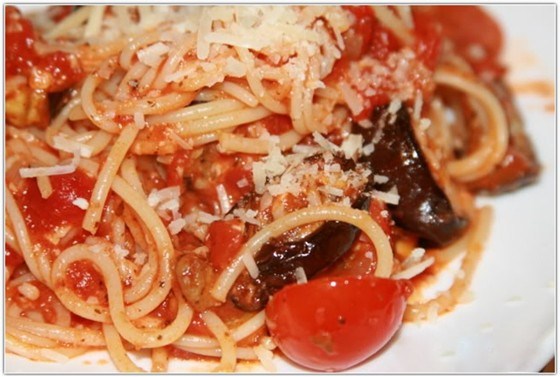 Спагетти с томатами и оливками