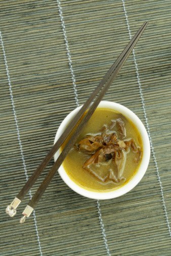 Суп мисо с жареными баклажанами и грибами