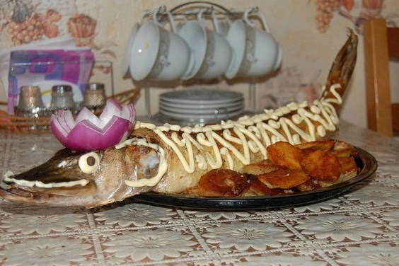 Рыба щука в сметане с луком на сковороде