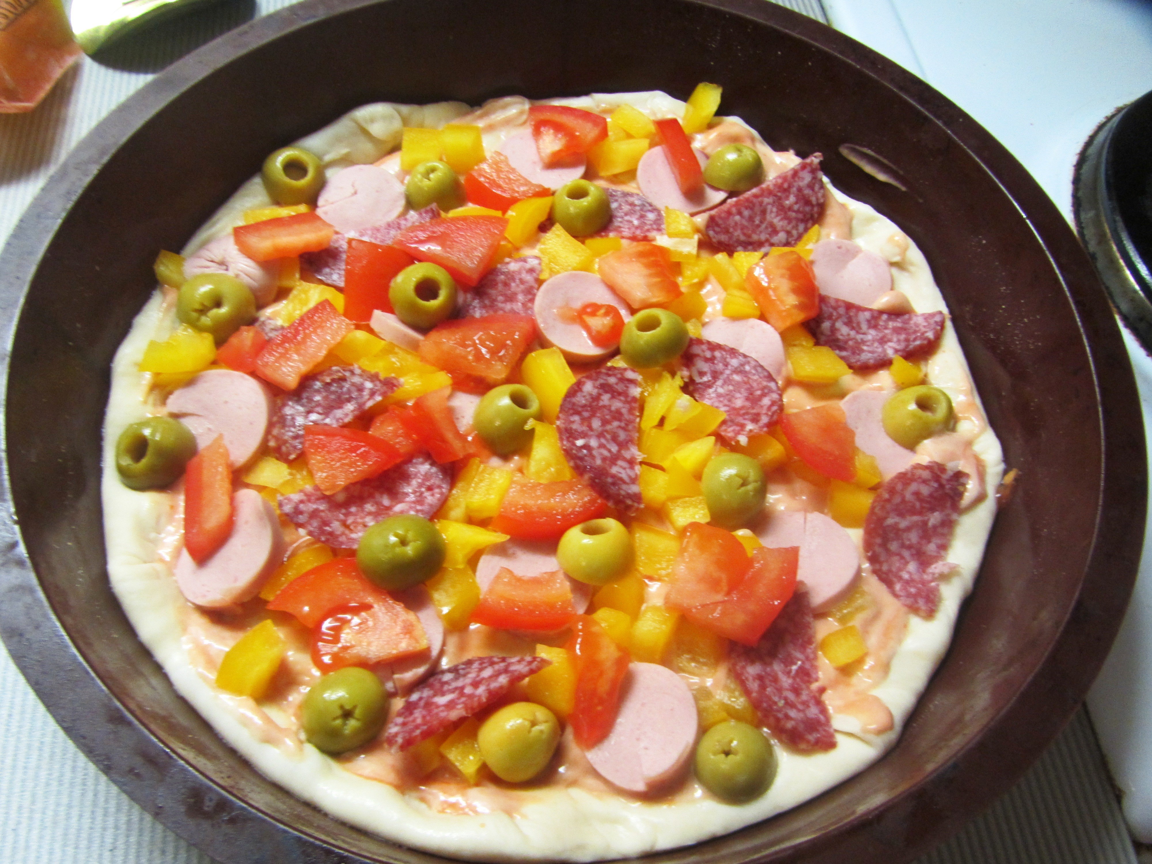 Пицца с оливками и помидорами