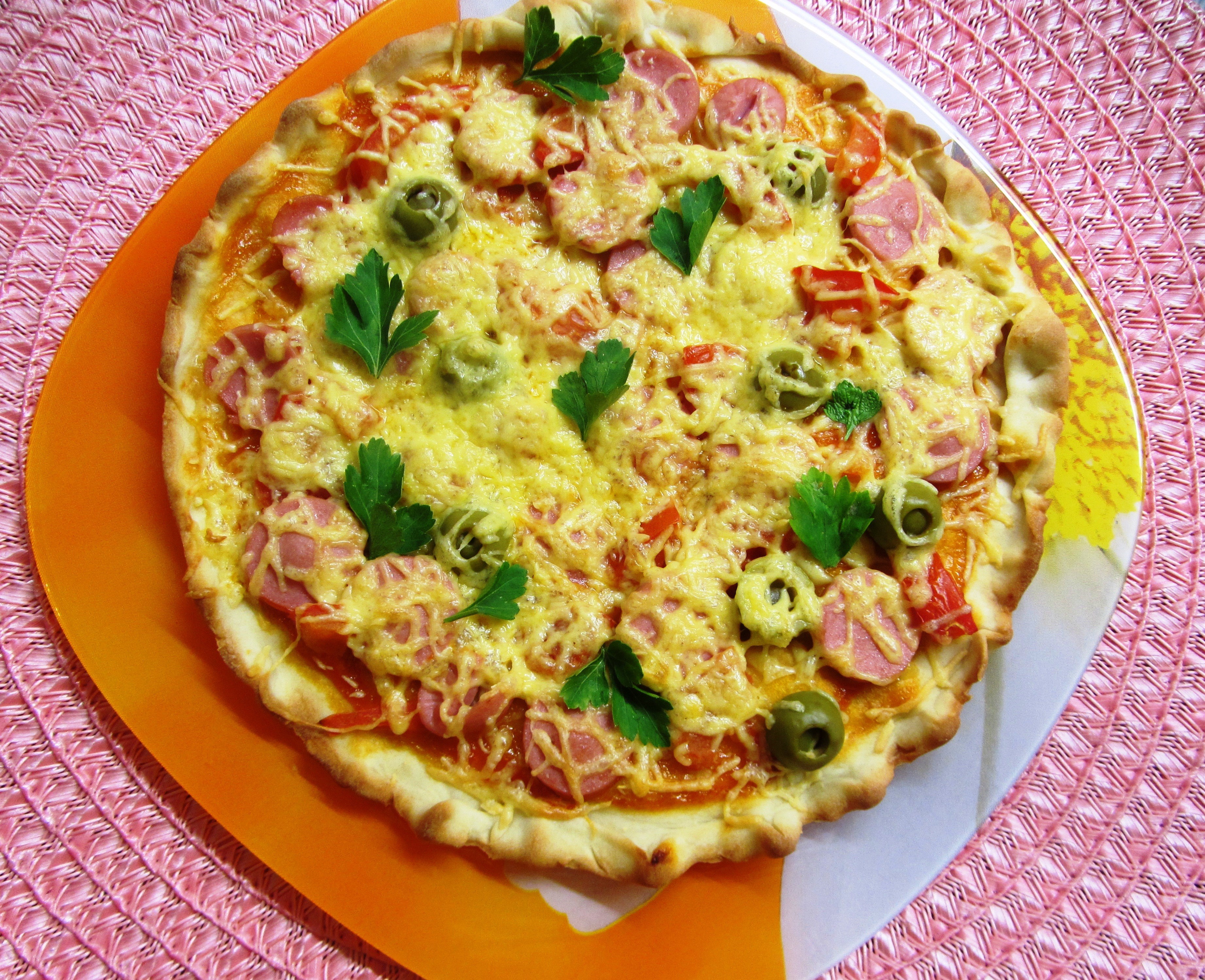 Пицца с сосисками и овощами