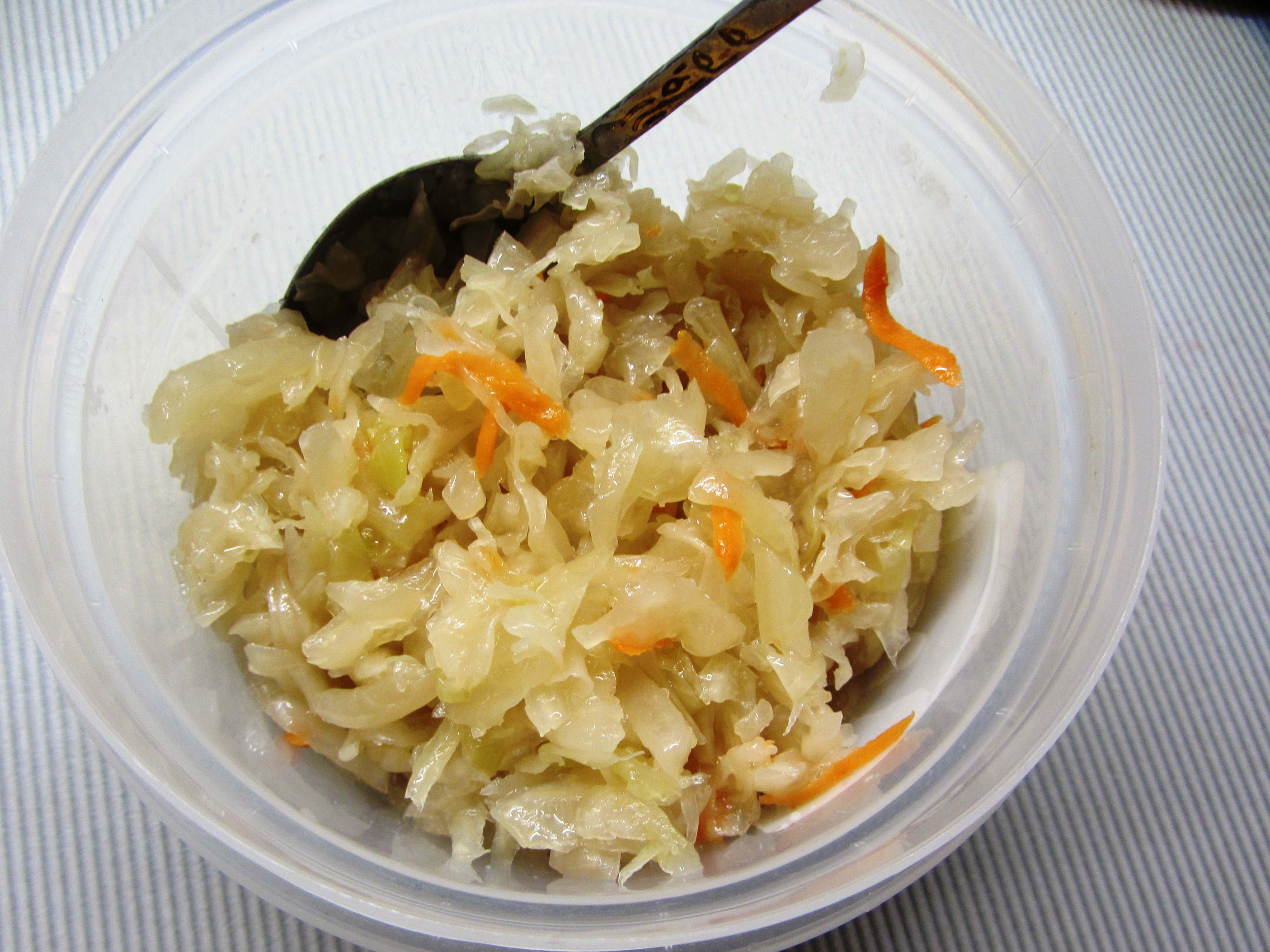 Рецепт: Салат из маринованной капусты - с огурцом и яйцами