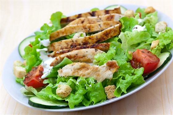 Греческий салат с растительным маслом и бальзамическим уксусом