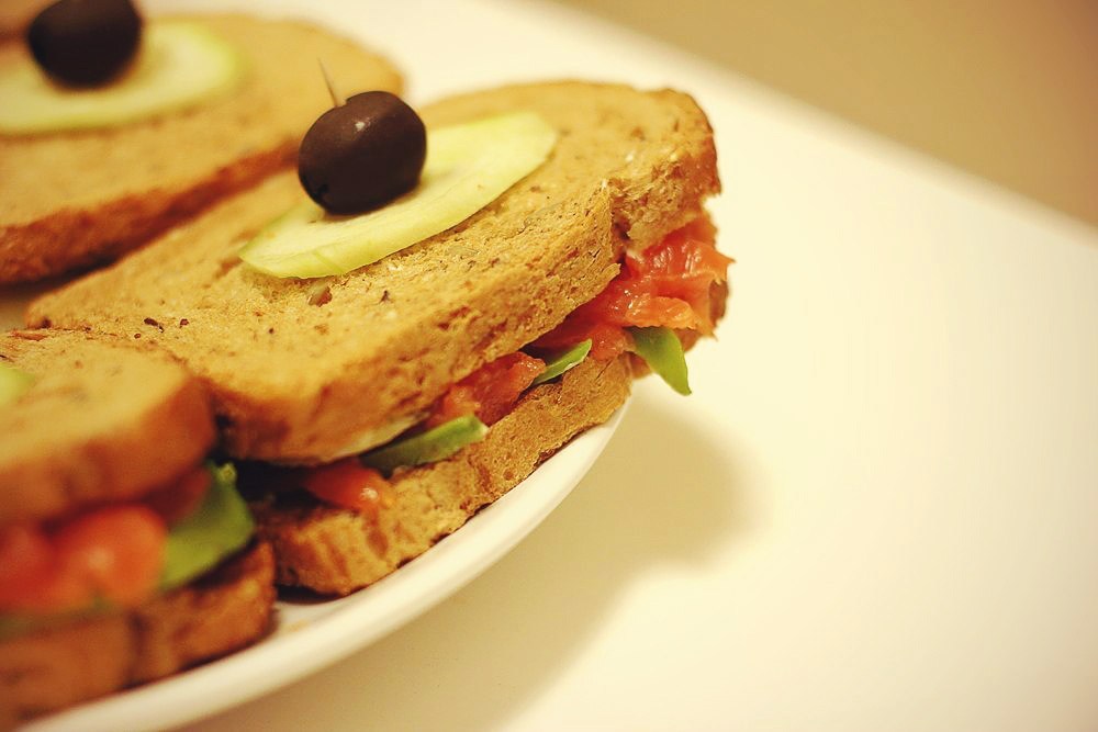 Легкие сэндвичи с авокадо и копченым лососем