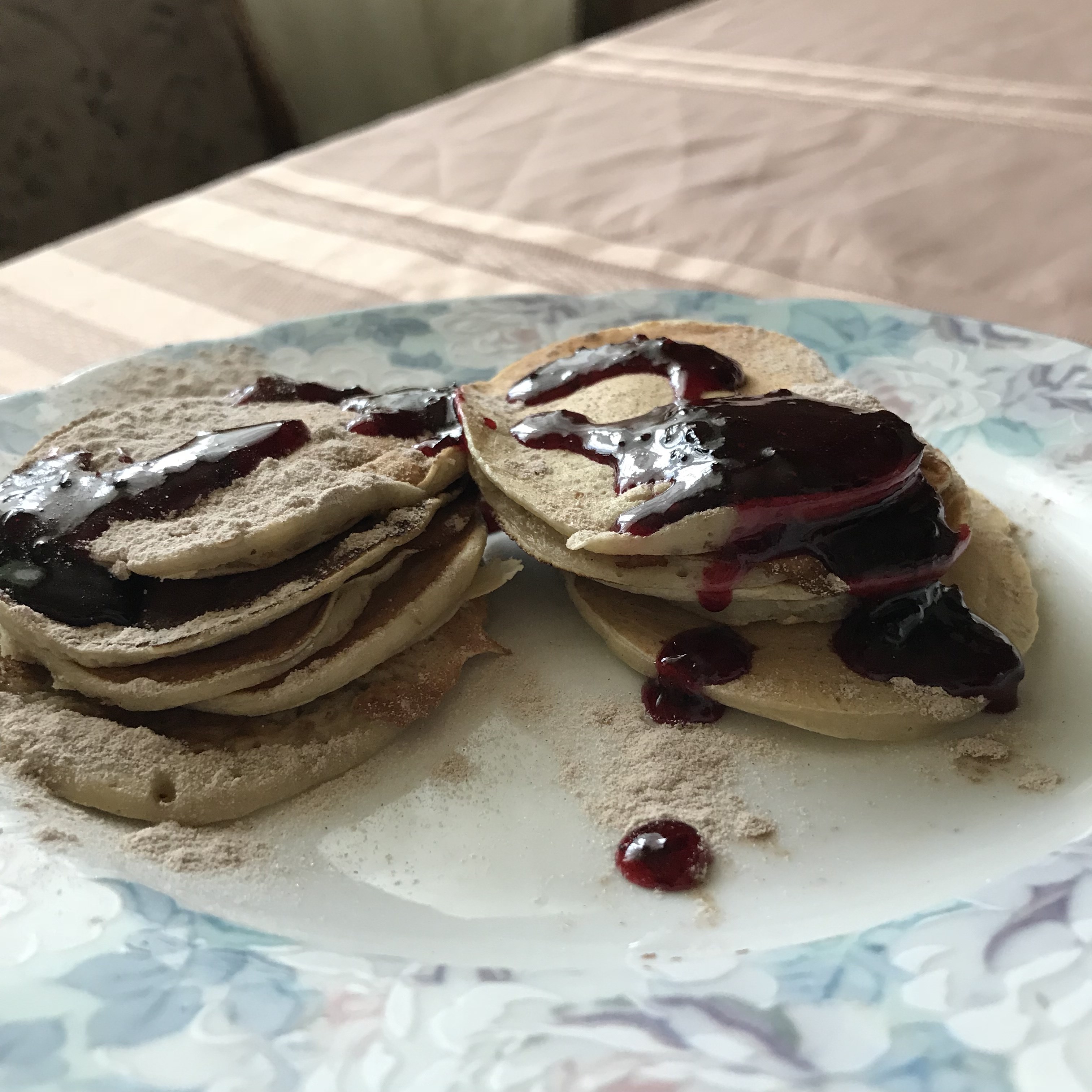 Шоколадные панкейки с вишней