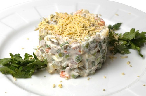 Праздничный слоеный «Оливье» - простой и вкусный рецепт салата от МПЗ Ремит