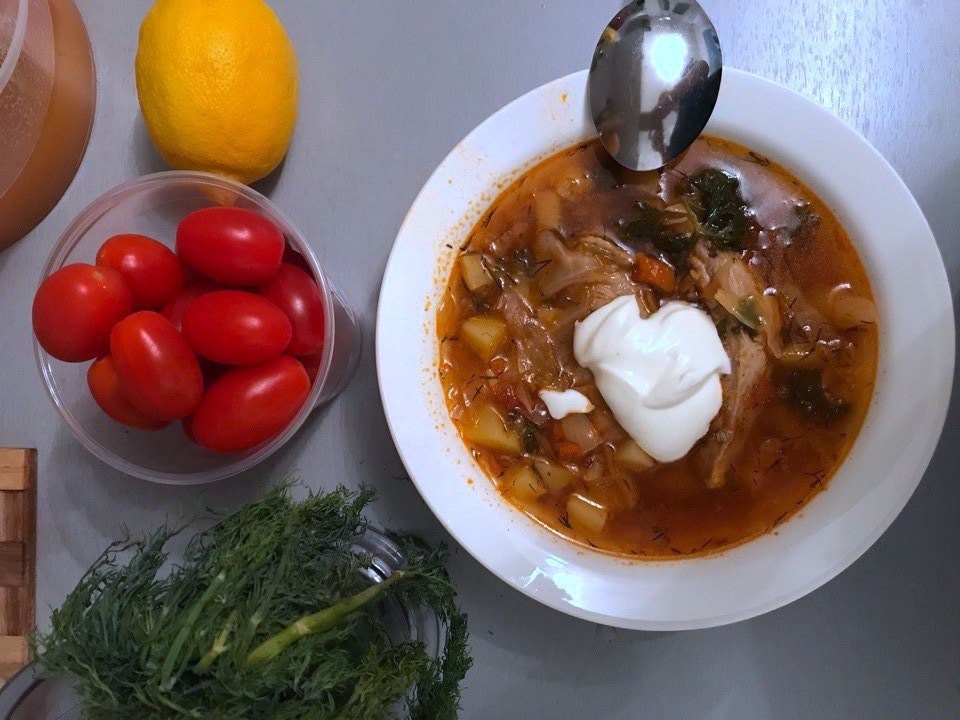 щи с ребрышками. щи на ребрышках. щи на свиных ребрышках. гороховый суп с копченостями ребрышками. щи домашние из кислой капусты.