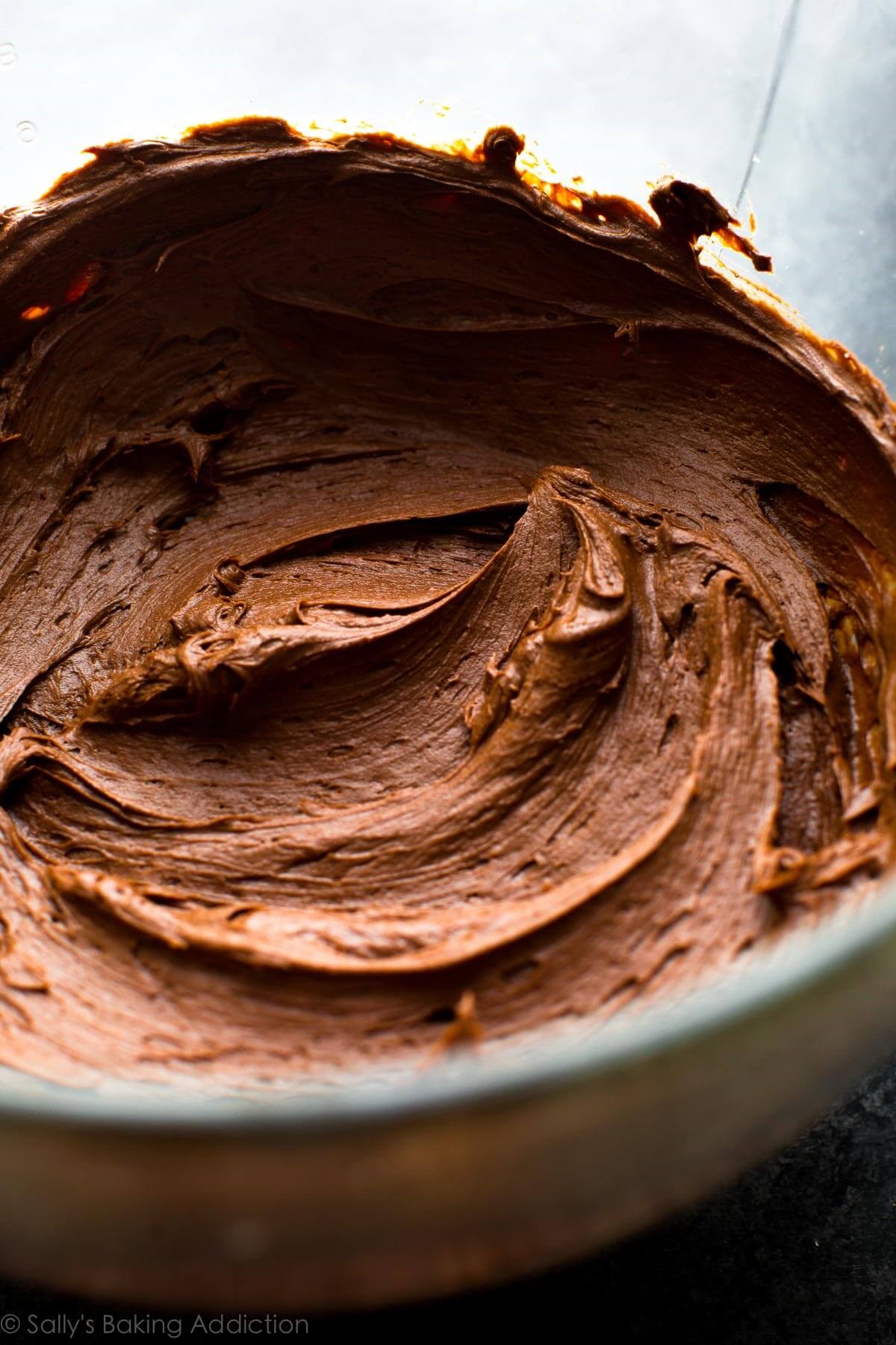 Шоколадное масло рецепт с фото. Шоколадное масло. Шоколадная паста. Шоколадное масло и Десерты. Растопленный шоколад со сгущёнкой.