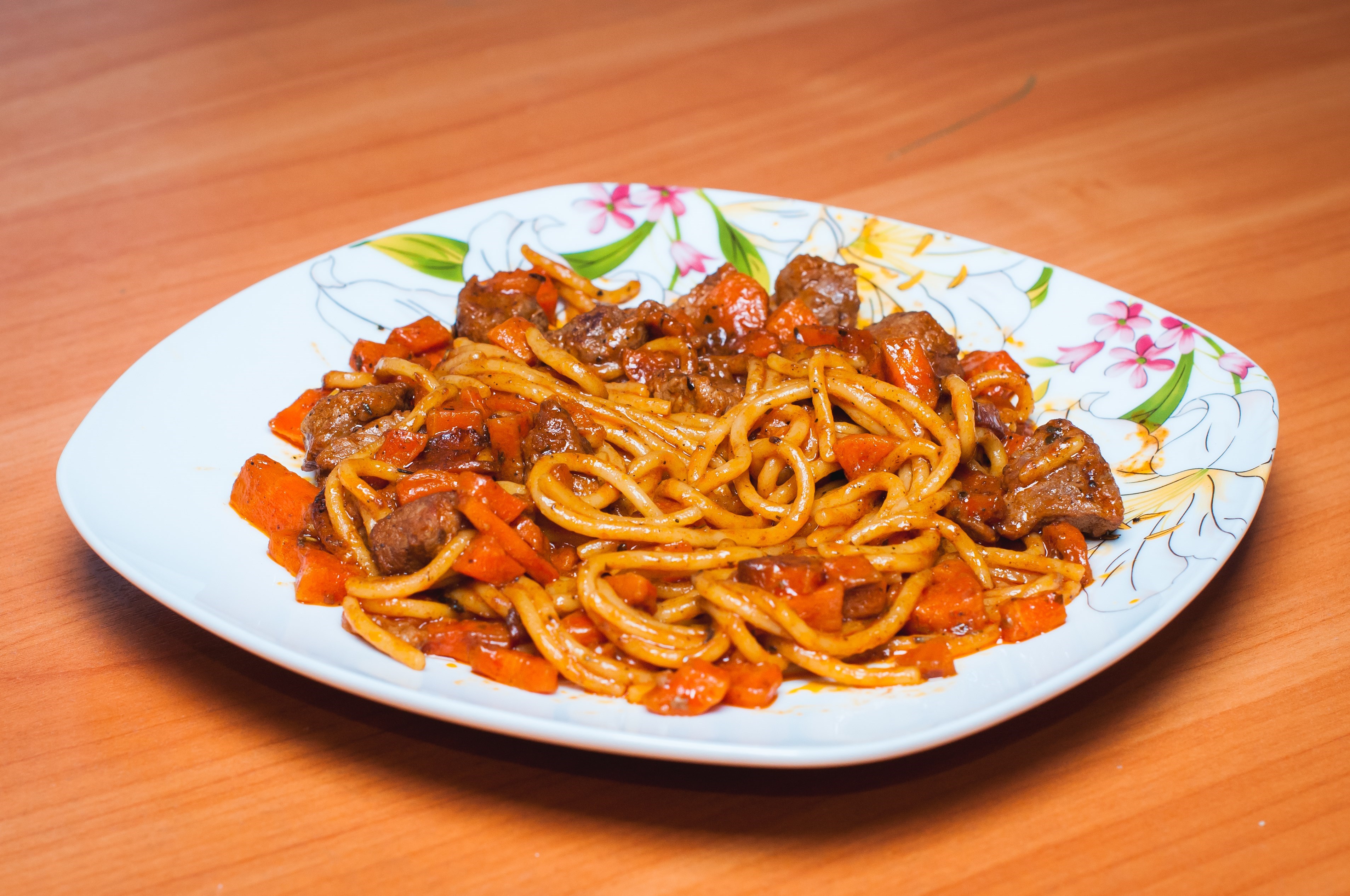 Спагетти со свининой в пряном соусе