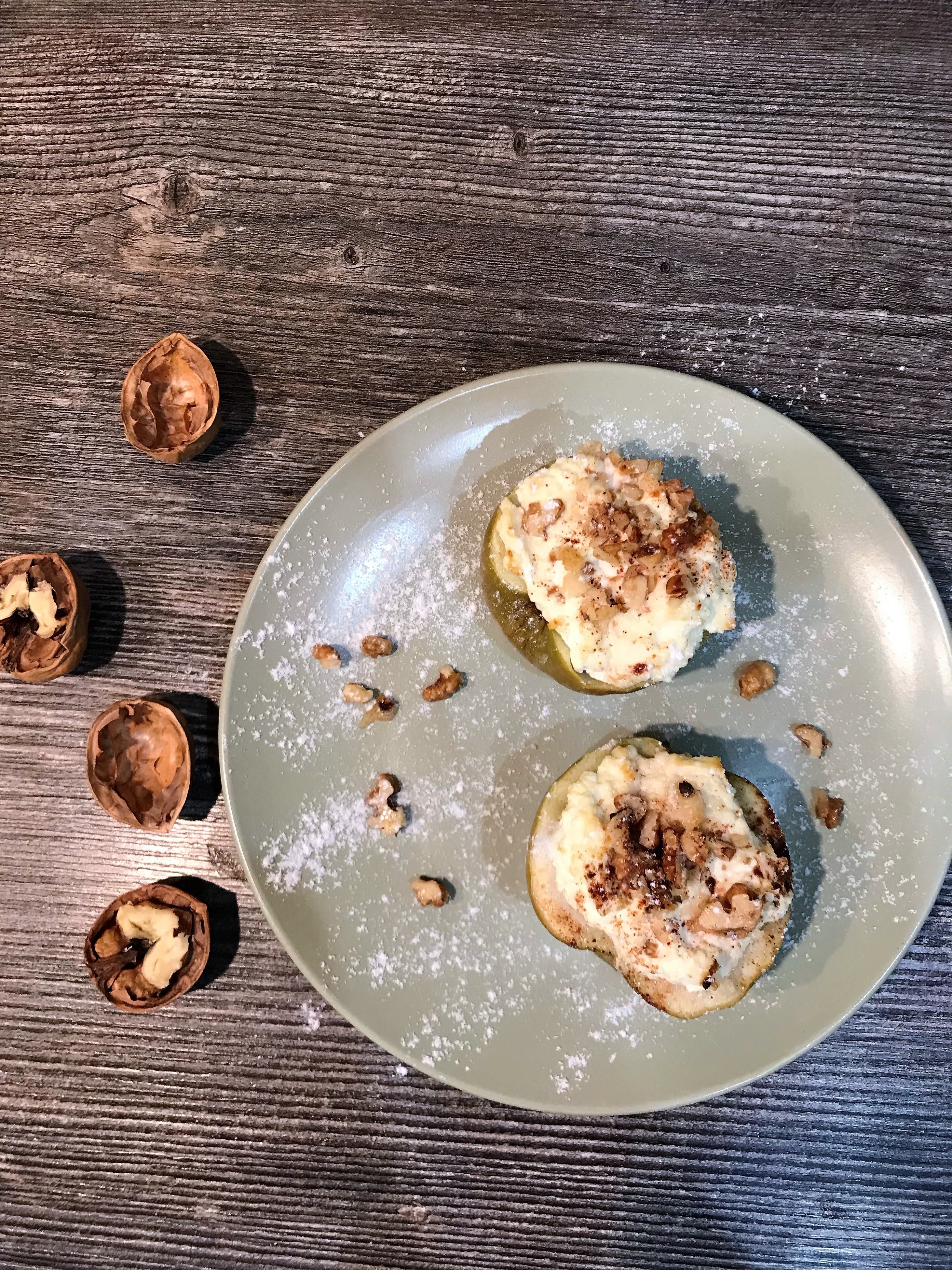 Рецепт Яблоко запеченное с орехами и медом. Калорийность, химический состав и пищевая ценность.