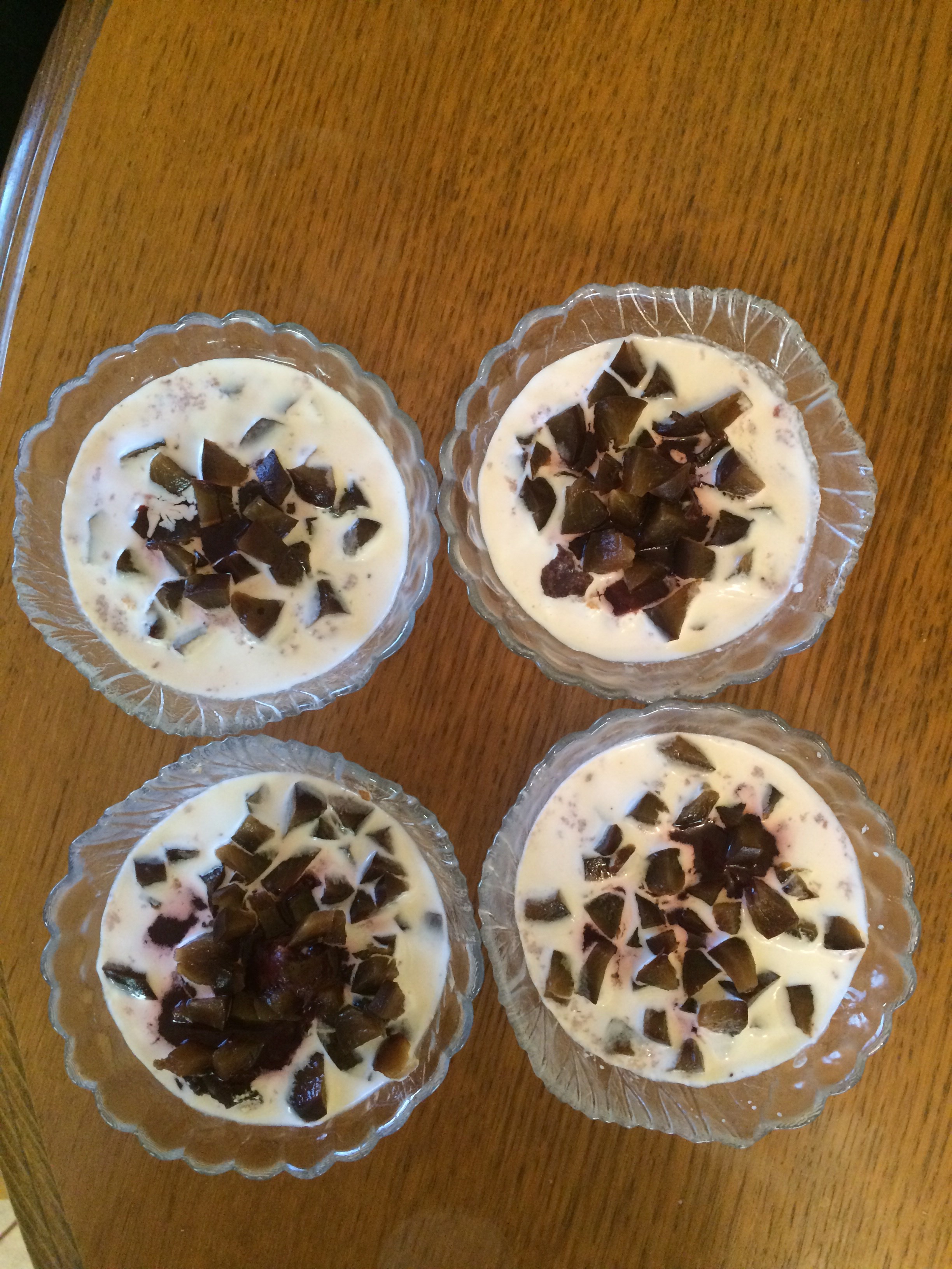Клубничный десерт со сливками и бисквитным печеньем