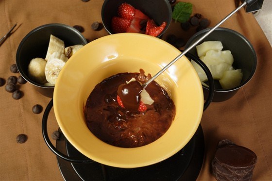 Шоколадное фондю с фруктовыми шашлыками рецепт – Шведская кухня: Выпечка и десерты. «Еда»