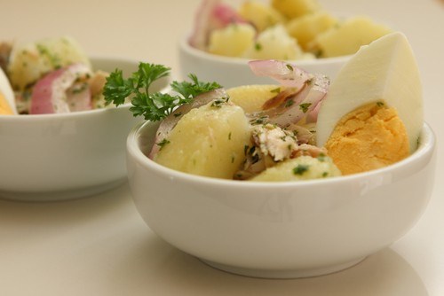 Мясной салат с маринованным луком