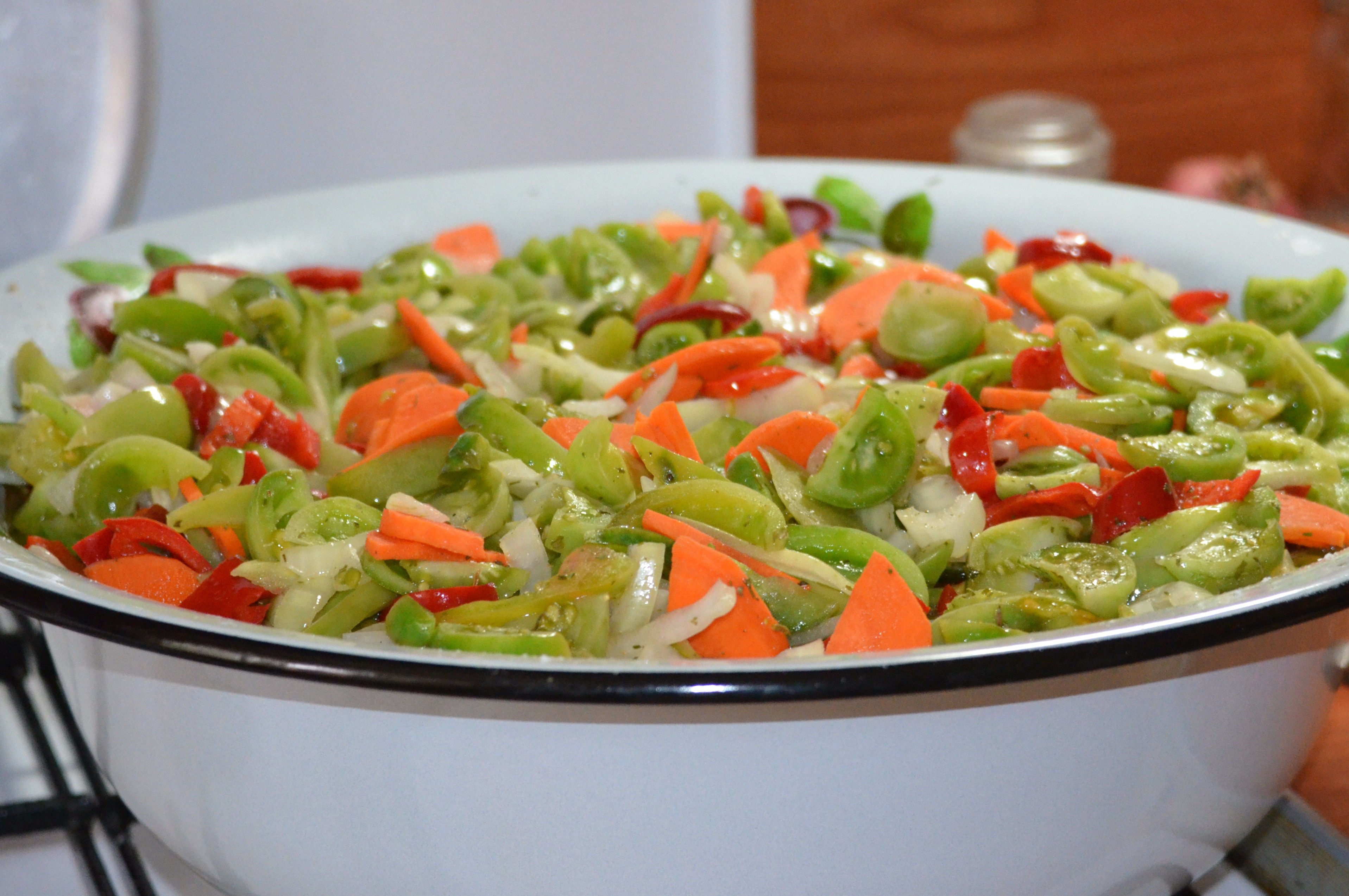 Зеленый салат рецепты на зиму. Салат из зеленых помидор. Салат из зелёных помидор на зиму. Салат с зелеными помидорами. Салат с зелеными помидорами на зиму.