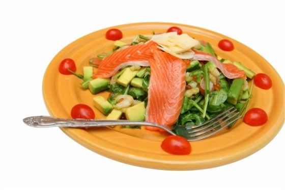 Слоёный салат с красной рыбой и креветками