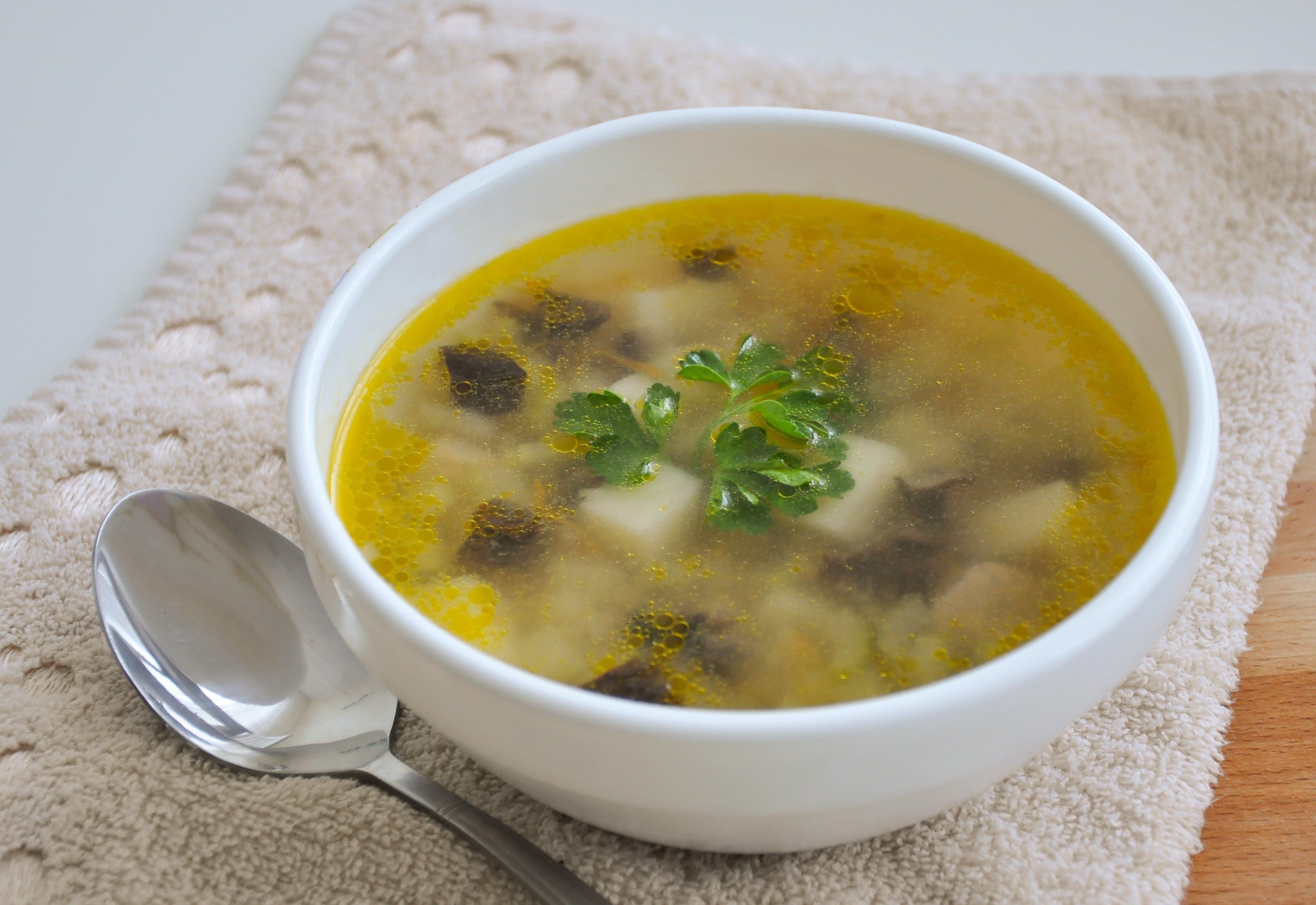 Грибной суп с перловкой и сельдереем