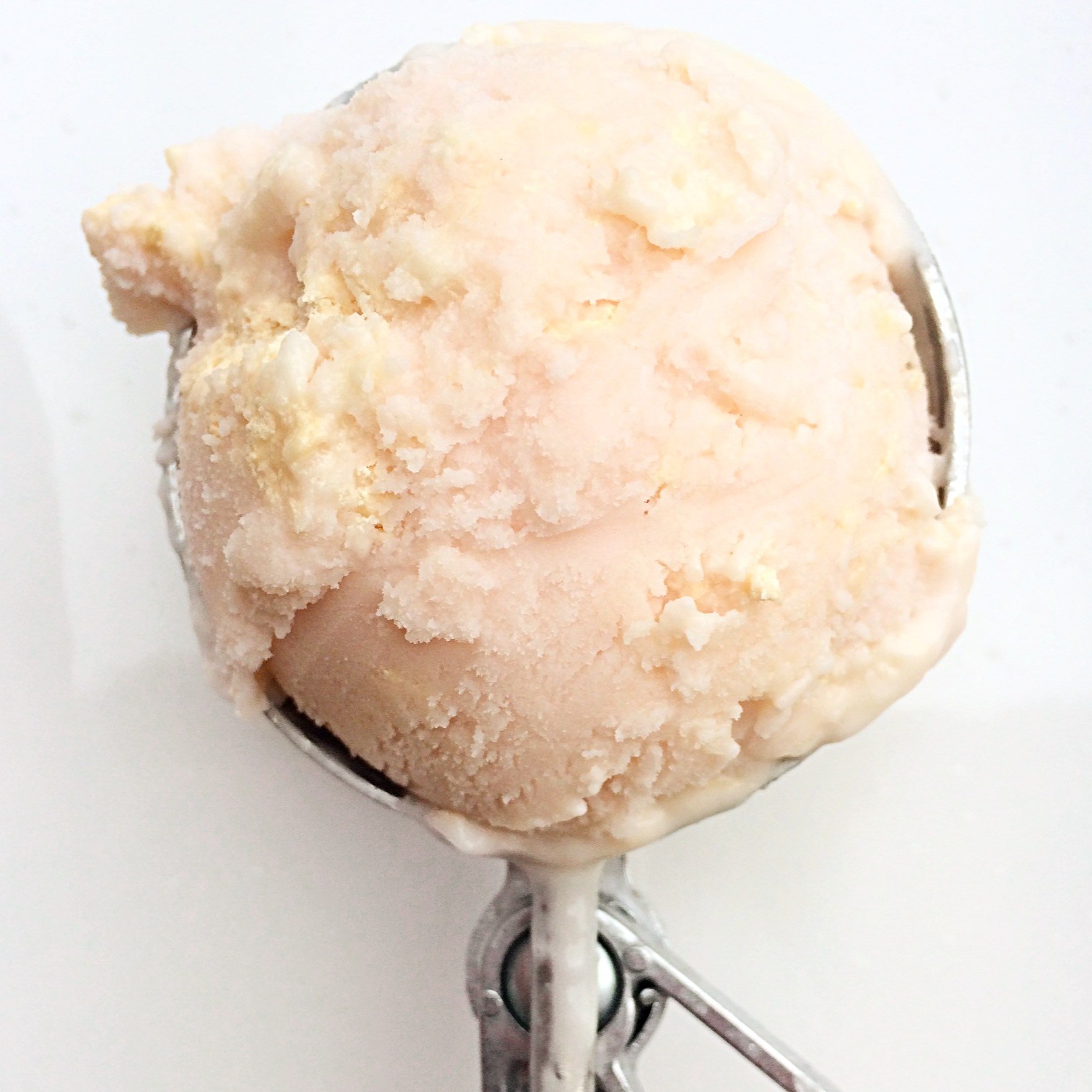 Грейпфрутовый замороженный йогурт с меренговой крошкой