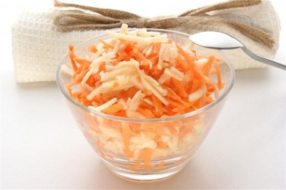 Салат из моркови и яблок с сахаром и мёдом
