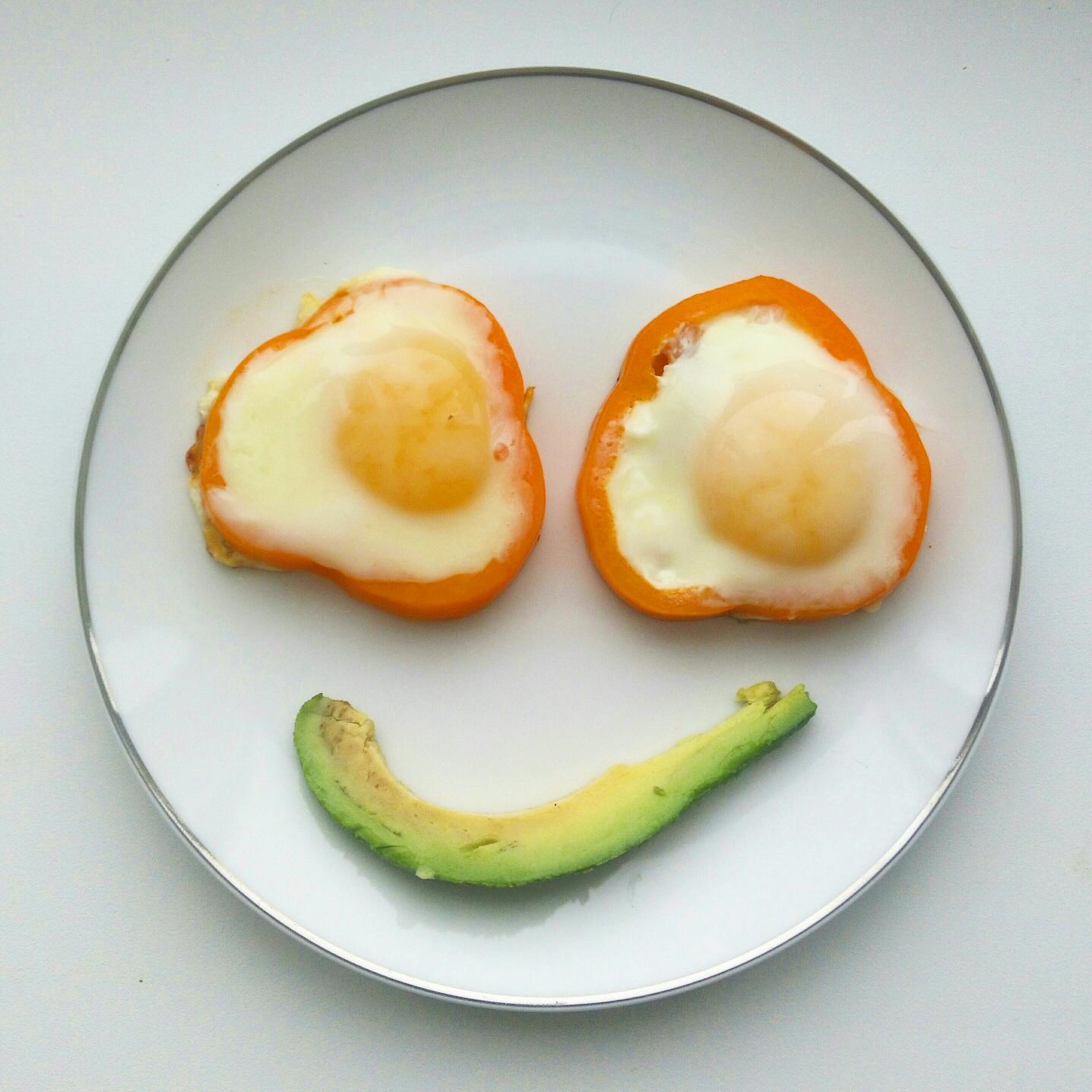 Яичница в кольцах перца: рецепт для вкусного завтрака
