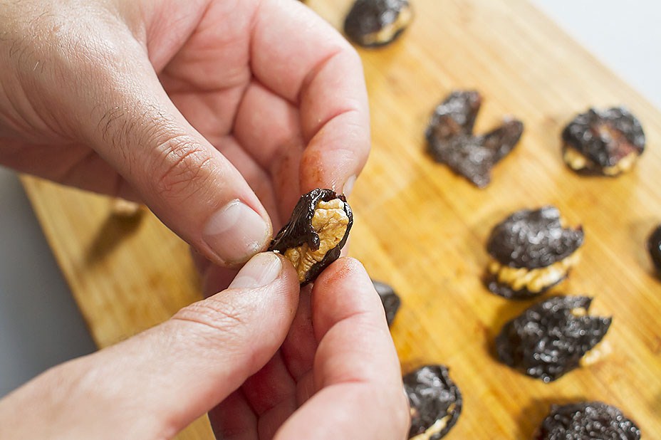 Чернослив с орехами под сметанным кремом, пошаговый рецепт на ккал, фото, ингредиенты - Natali