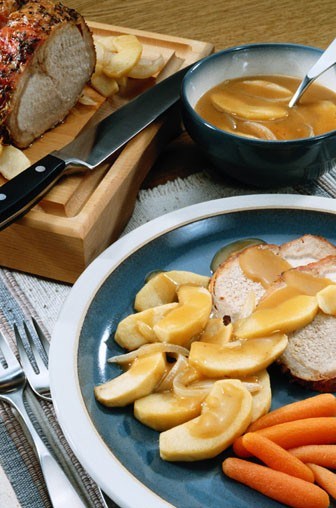 Свинина с пассерованными яблоками, сидром и корицей