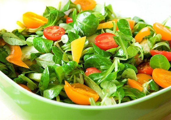 Летний овощной салат со сладким перцем и красным луком – пошаговый рецепт приготовления с фото
