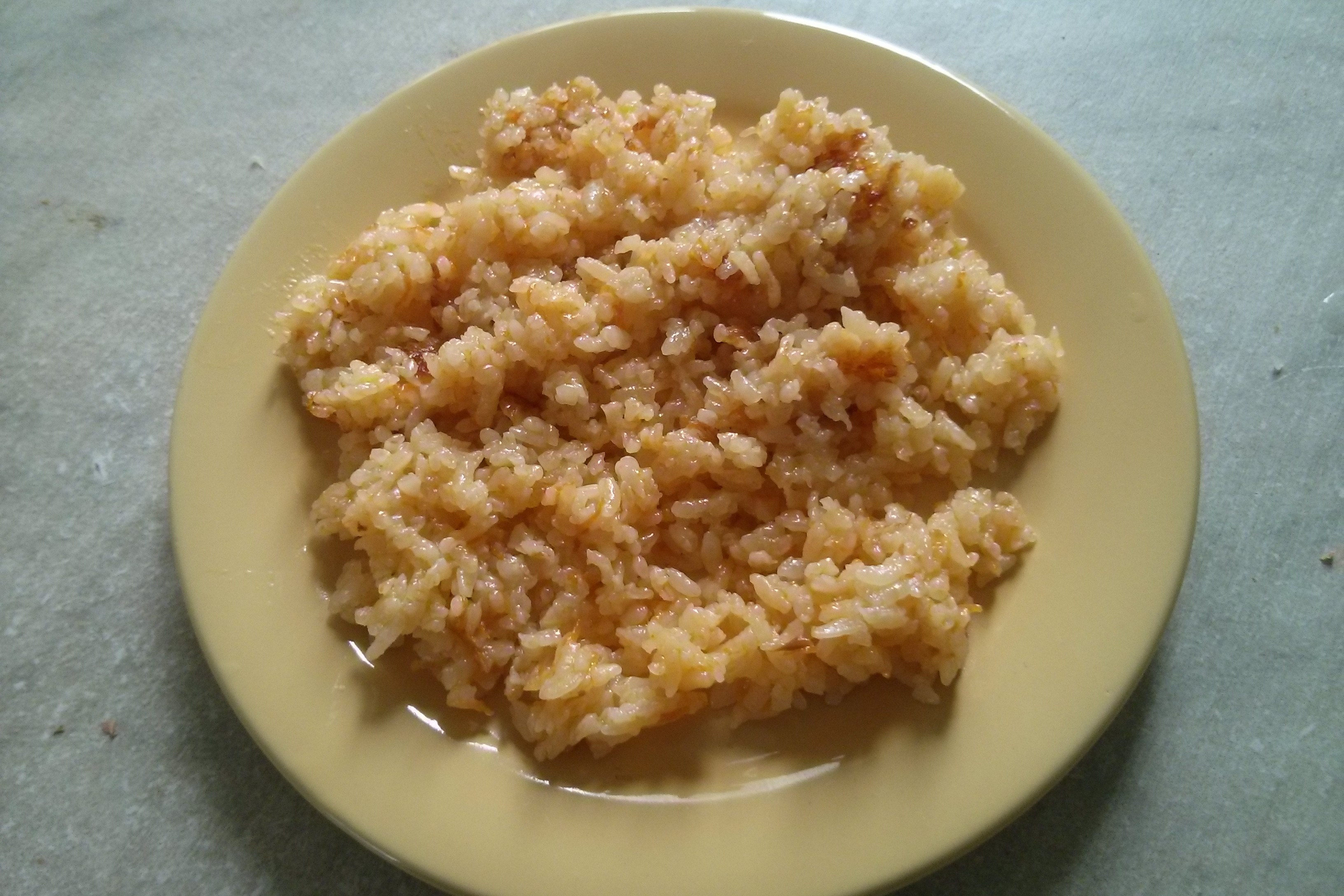 Жарено вареный рис. Рис с жареным луком. Ричс шареным луком. Лук обжаренный с рисом. Рис жареный с морковкой.