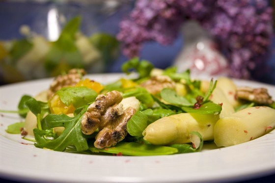 Теплый салат из спаржи, грецких орехов и рукколы