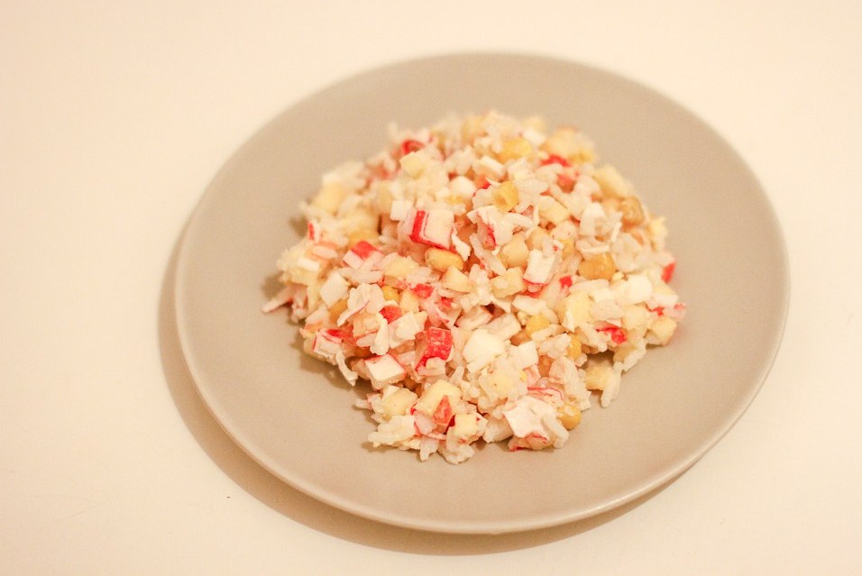 Крабовый салат с рисом и кукурузой: классический рецепт
