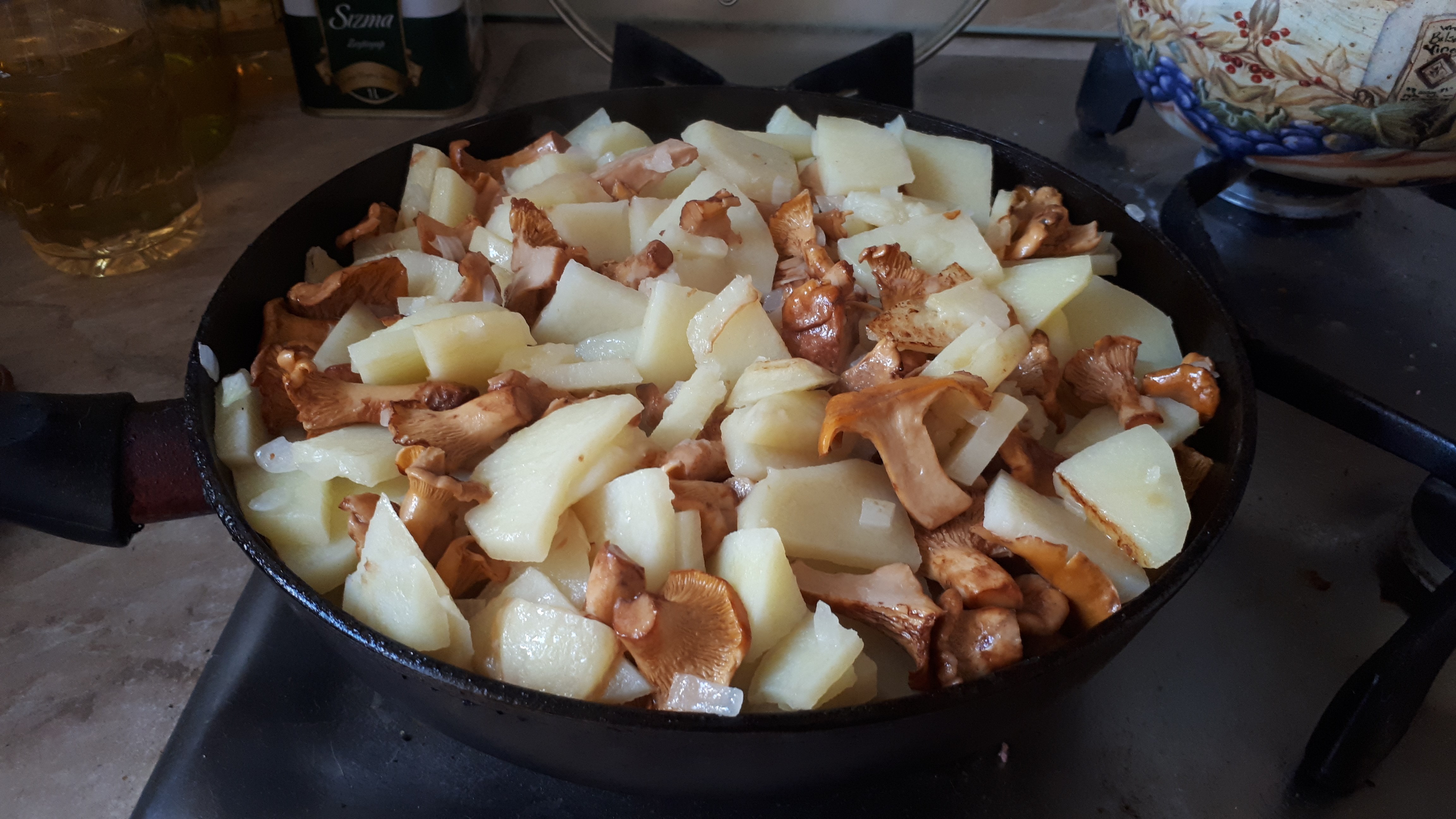 Картошка с грибами лисичками и колбасой в мультиварке Поларис