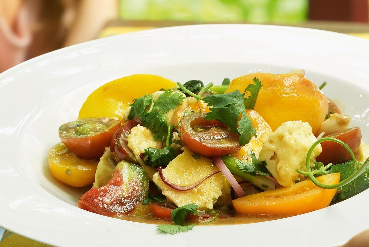 Как приготовить салат с персиками, моцареллой и вяленой ветчиной?
