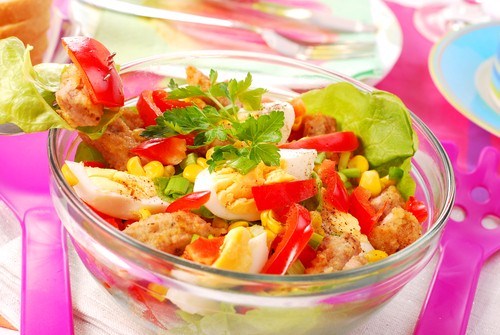 Салат с фасолью, сухариками и помидорами – рецепт с фото