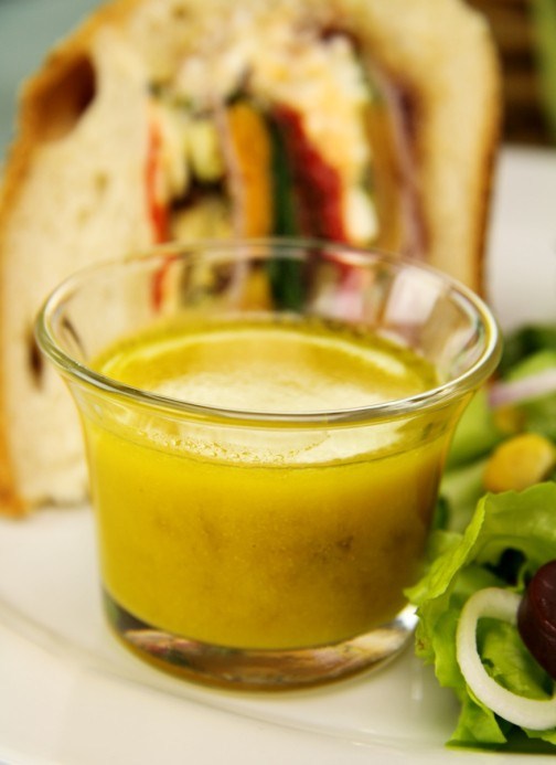 Заправки для летних салатов: ТОП-10 рецептов соусов