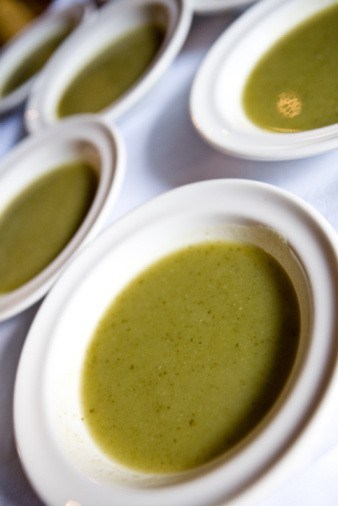 Зеленый крем-суп из водяного кресса с оливковым маслом