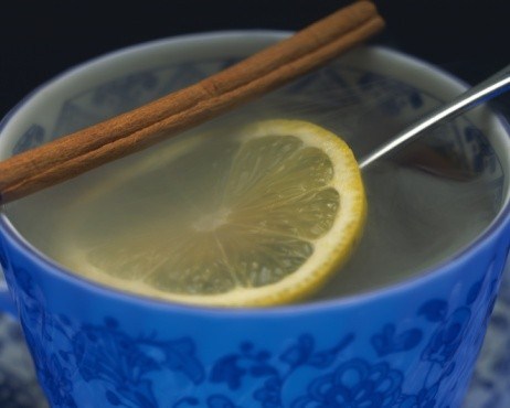 Теплый домашний лимонад с корицей